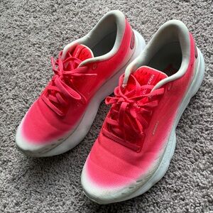 Pink and white brooks glycerin 20